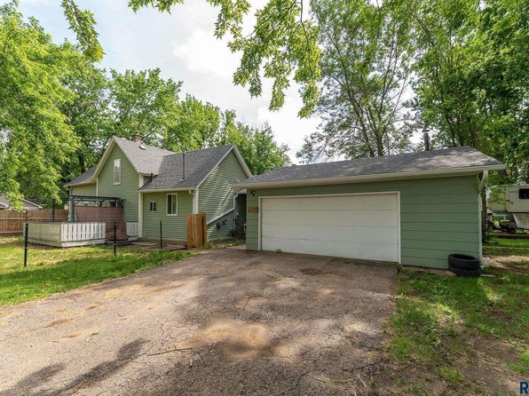 411 W Cedar St, Beresford, SD 57004