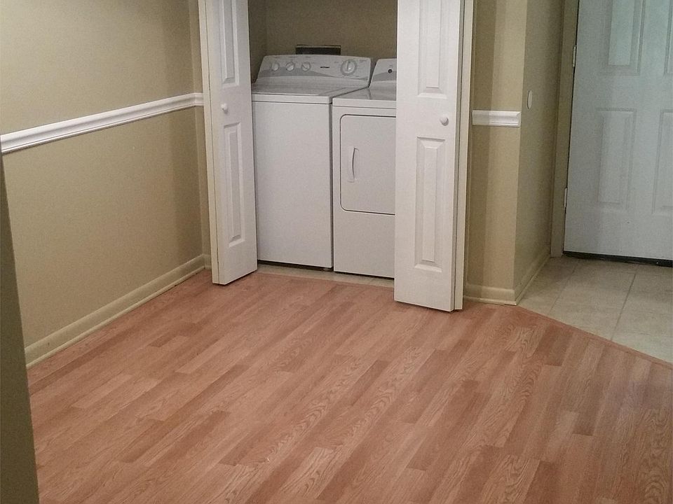 Dining room with washer and dryer