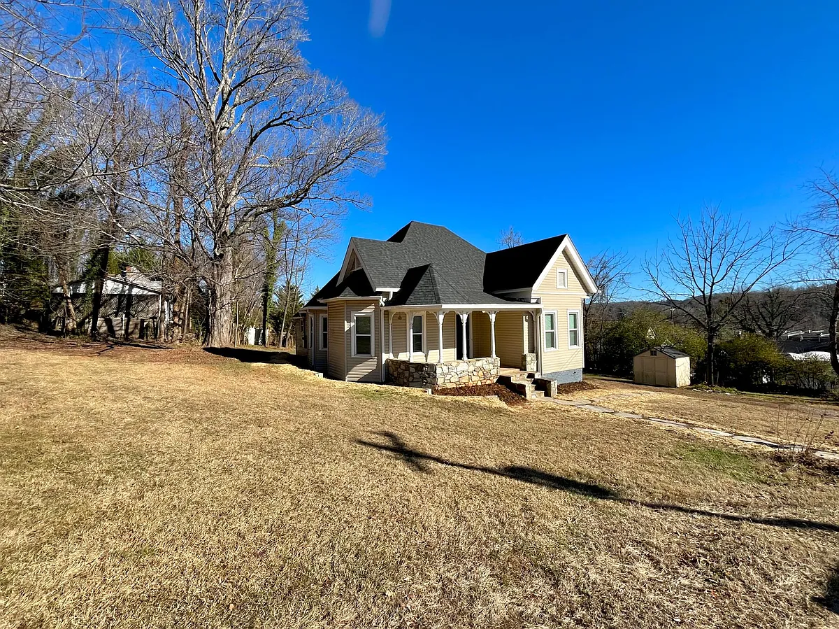 Huge yard - 46 N Thomason St