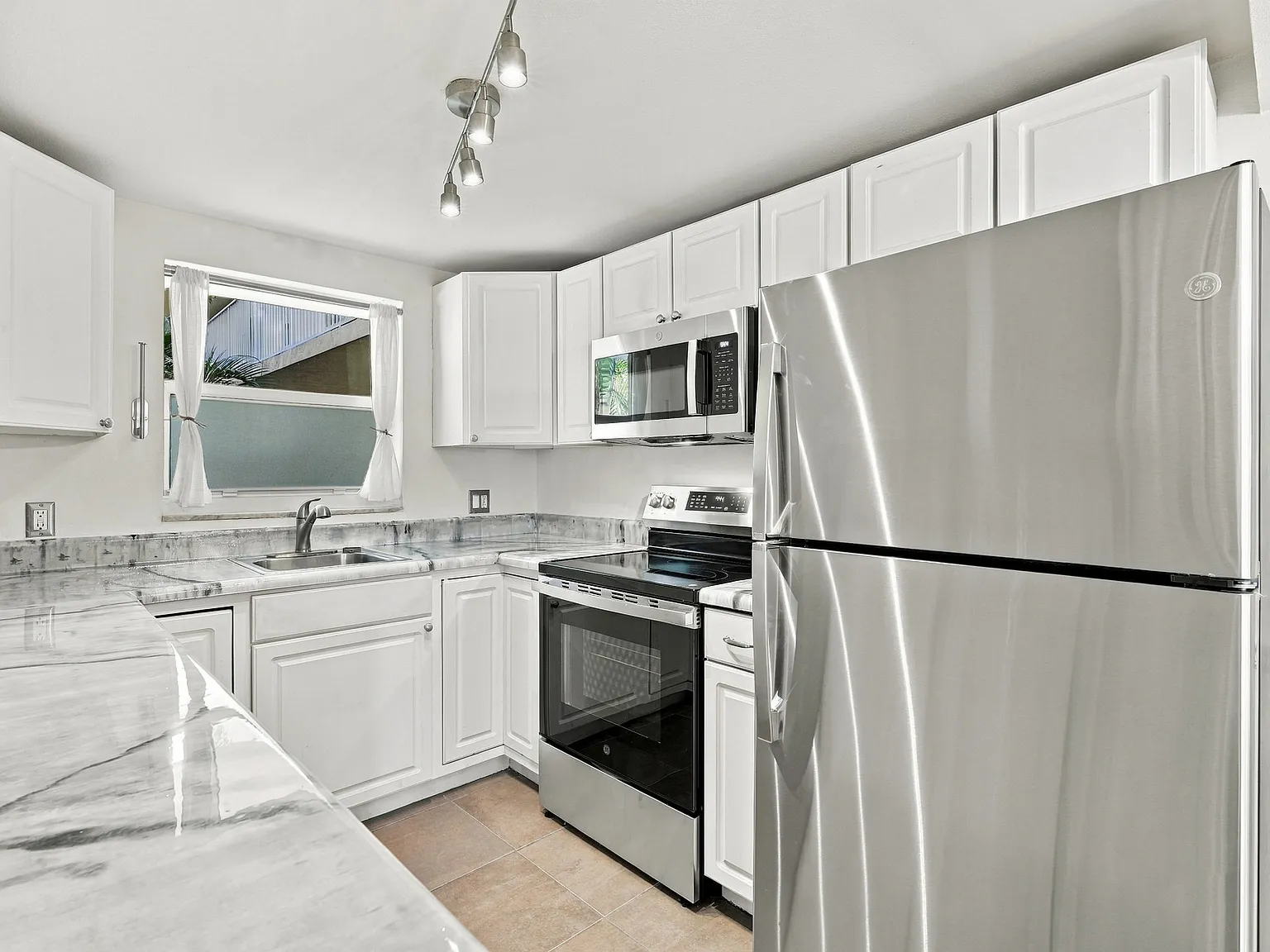 4290 Gulfstream Dr — Photo 3
