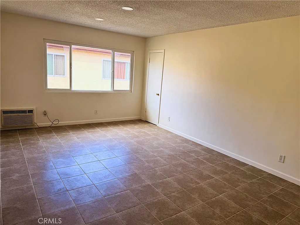 2 bed, 1.5 bath, 805 sqft, $2,449 — Photo 3