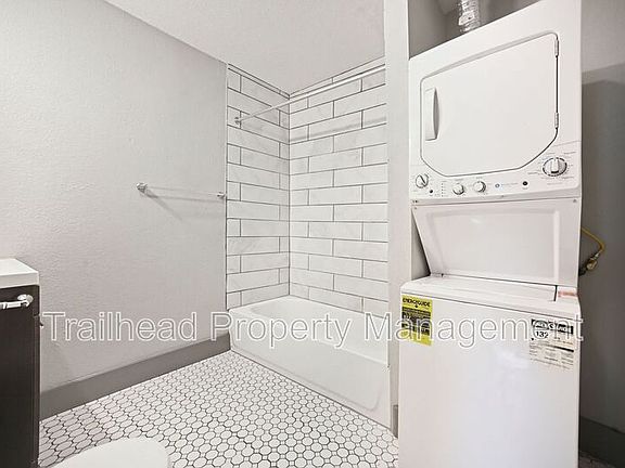 4th image of 3227 Central St #6