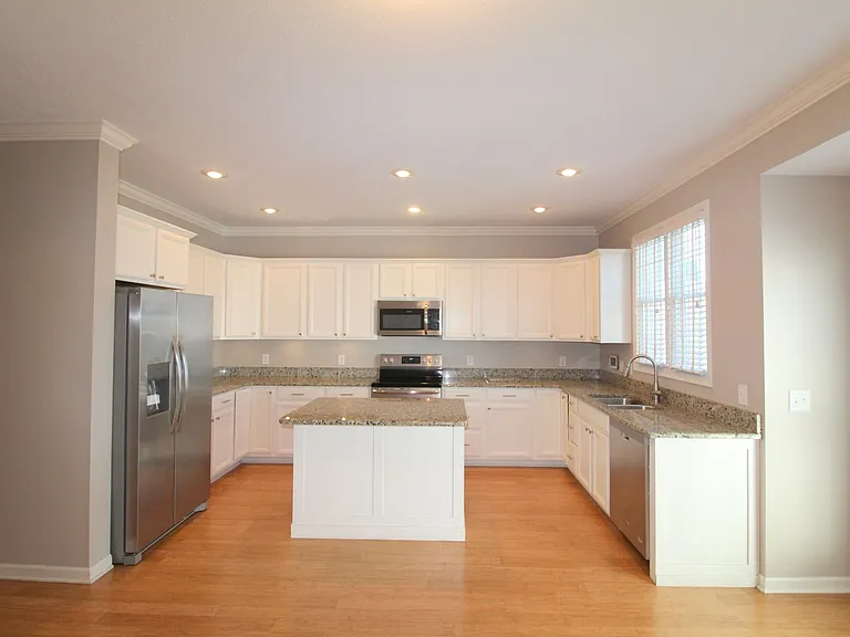 2189 Deyerle Ave — Photo 8
