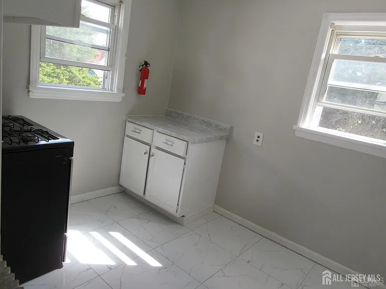 815 2nd St #B — Photo 6
