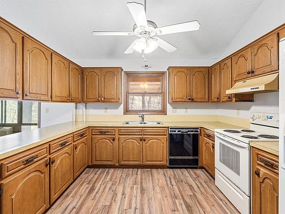 5th image of 8 Kiswick Dr