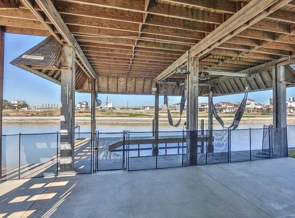 4th image of 410 Windward Way