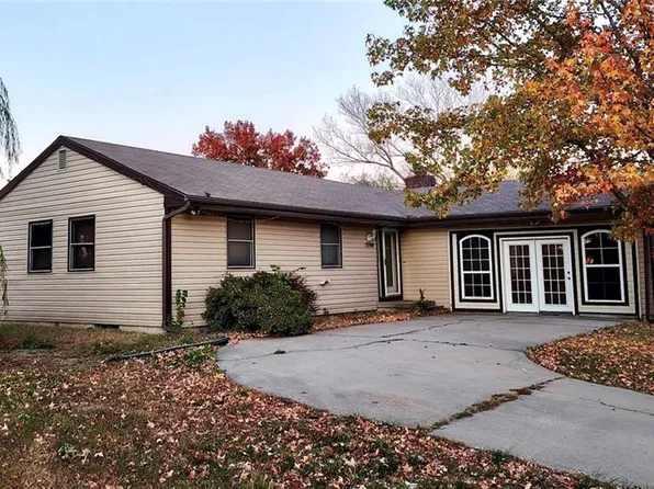 13500 Pioneer Rd, Bonner Springs, KS 66012