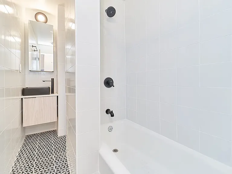 208 E 6th St #13 — Photo 5