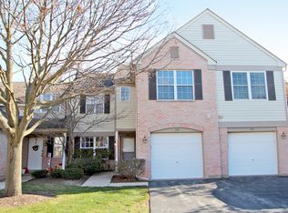 308 Crystal Ridge Dr, Crystal Lake, IL 60012