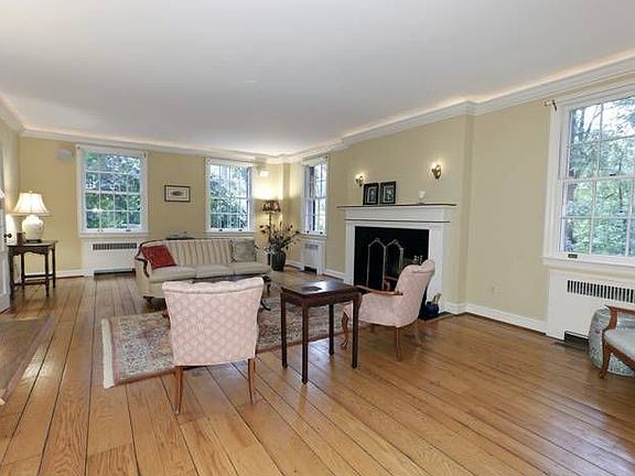 Living Room w/Fireplac