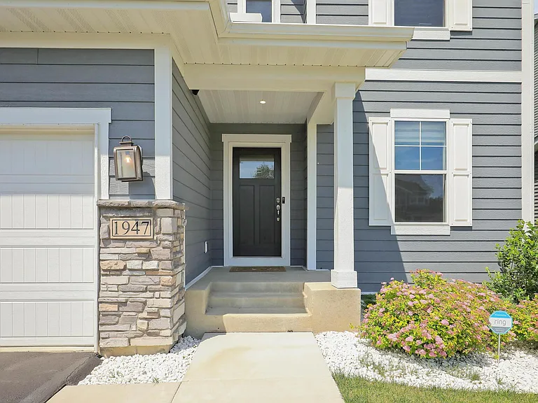 1947 Mulberry Ln — Photo 2