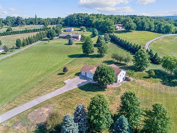 2nd image of 3334 Pheasant Ct NE