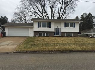 303 Meadowbrook Ln, Waterloo, IA 50701