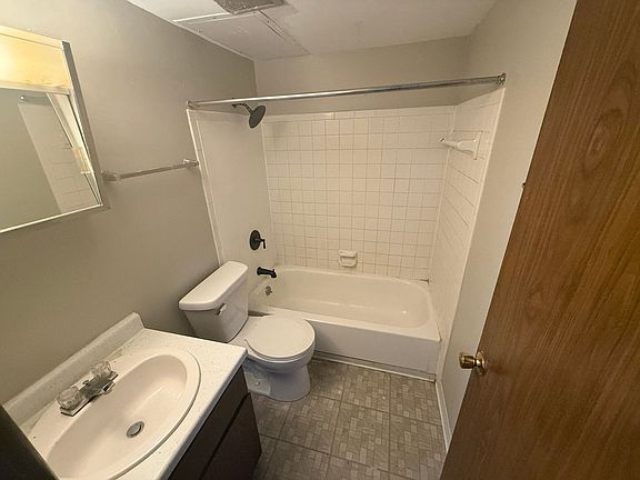 3rd image of 110 W Lakeland Rd APT 205
