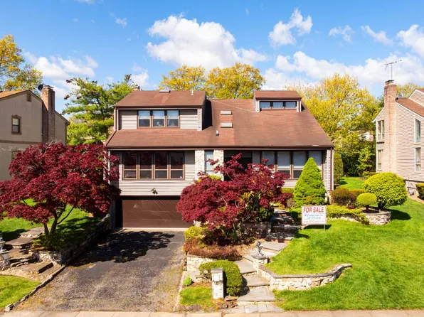28 Crest Hollow Ln, Albertson, NY 11507