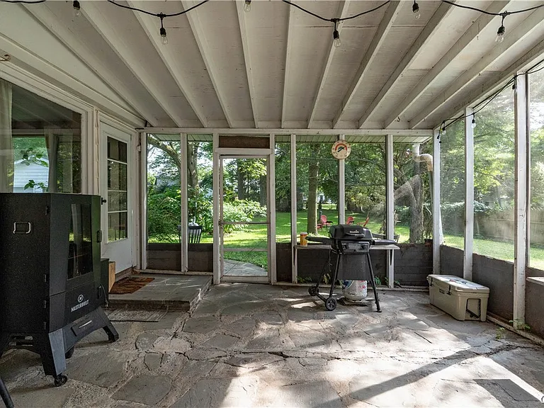 325 Paddock St — Photo 14