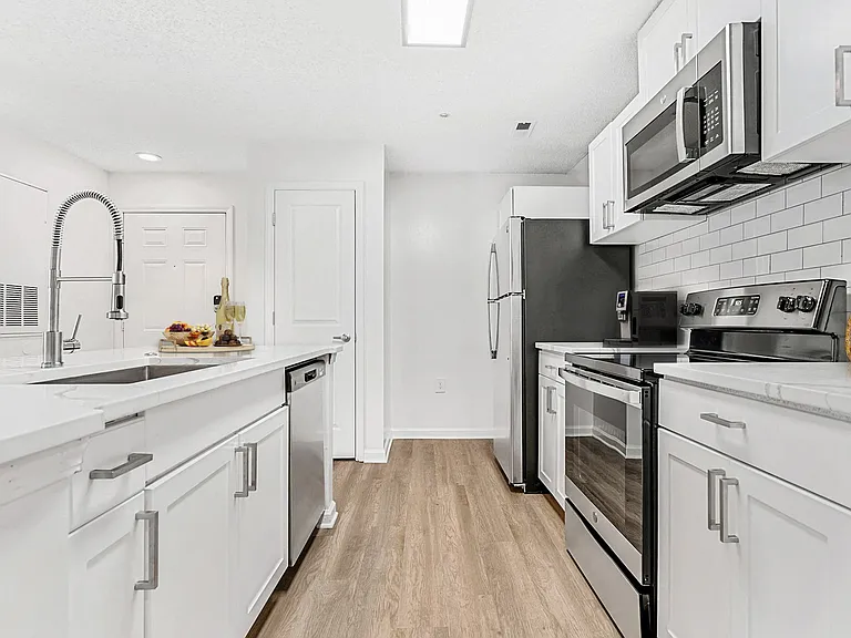 The Grayson Apartment Homes — Photo 11