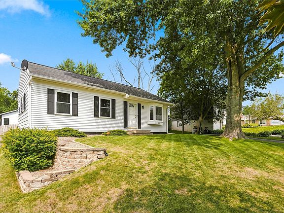 3rd image of 6523 Boxwood Ln NE