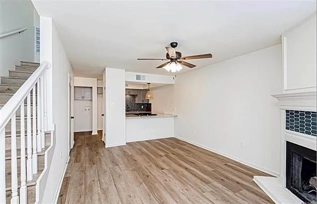 1 bed, 1.5 bath, 885 sqft, $1,350 — Photo 2