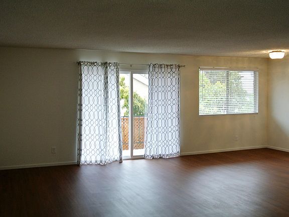Living room/dining area