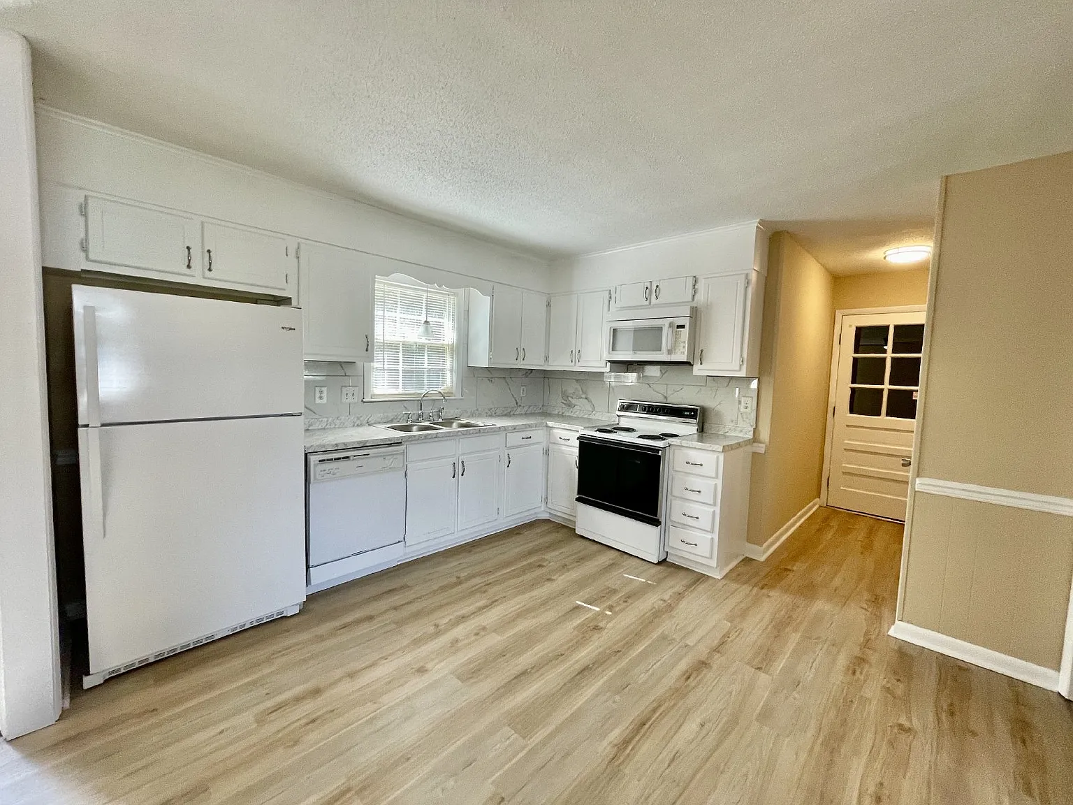3 bed, 2.0 bath, 1482 sqft, $1,625 — Photo 4