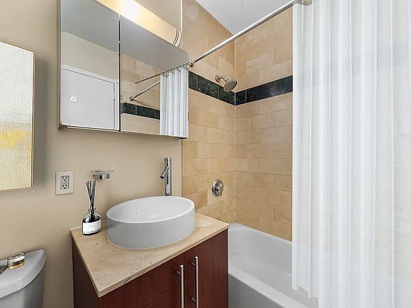 4th image of 90 John St Unit 1809