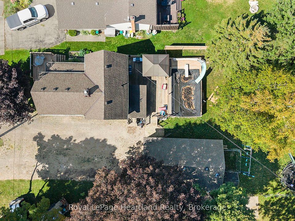 1st image of 555 Raglan St