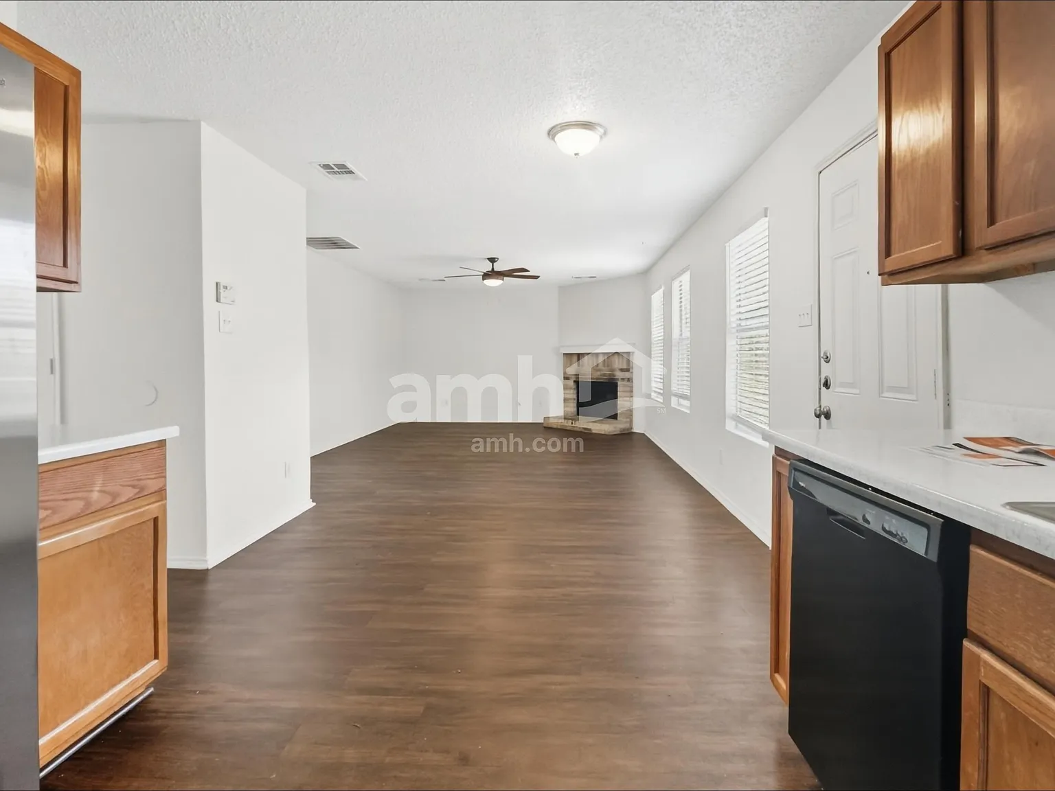 3 bed, 2.5 bath, 2276 sqft, $2,360 — Photo 4