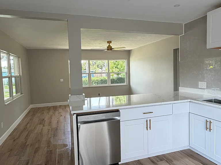 1733 Gladys St — Photo 8
