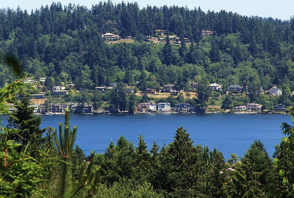 Enjoy fabulous 180 degree view of Lake/mountains year around