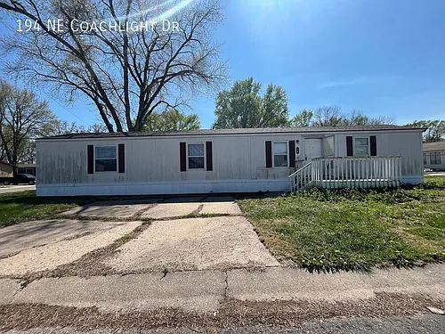 194 NE Coachlight Dr Photo 1