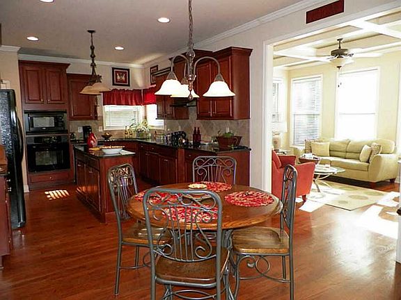 5th image of 70 Courtland Dr