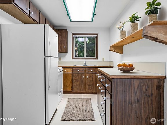 5th image of 625 E Pointes Drive W
