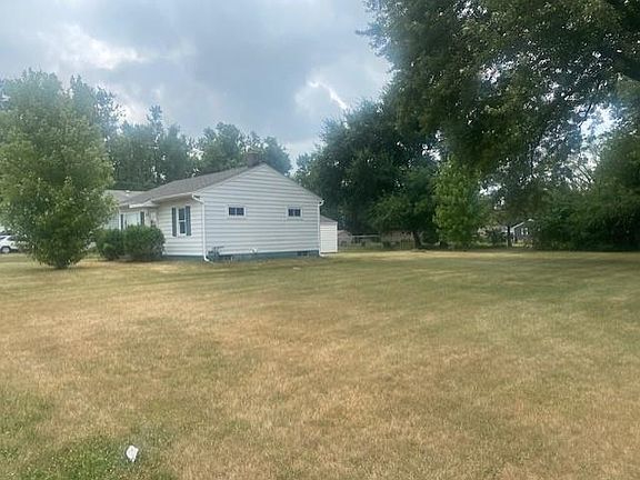 2nd image of 850 E Briar Ln