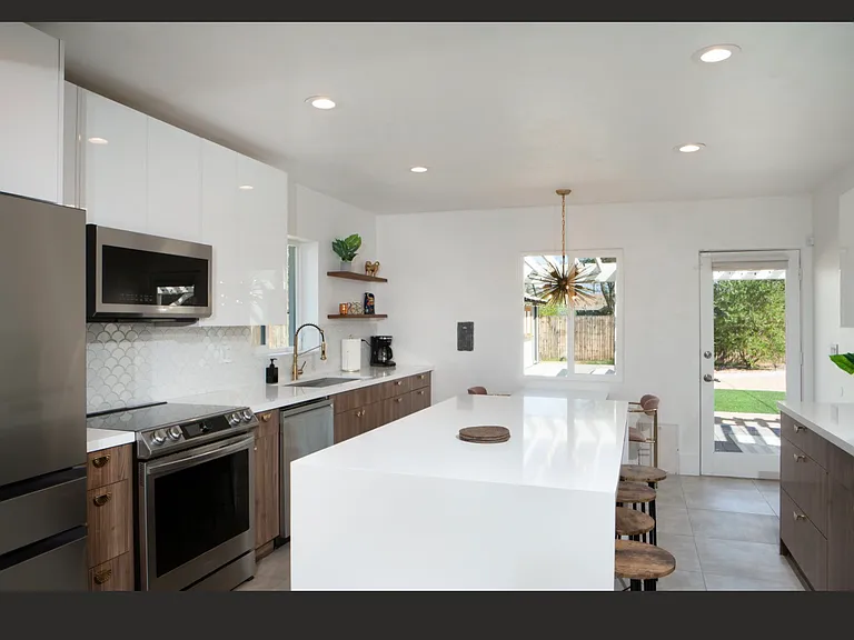 2305 N Edgemere St — Photo 1
