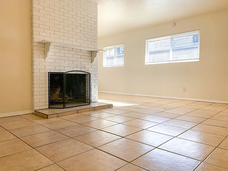 Spacious 2 Bedroom Apartment with Fireplace — Photo 13