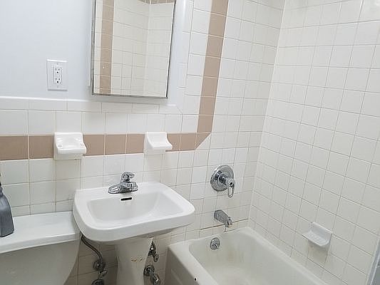 4th image of 928 Myrtle Ave APT 18