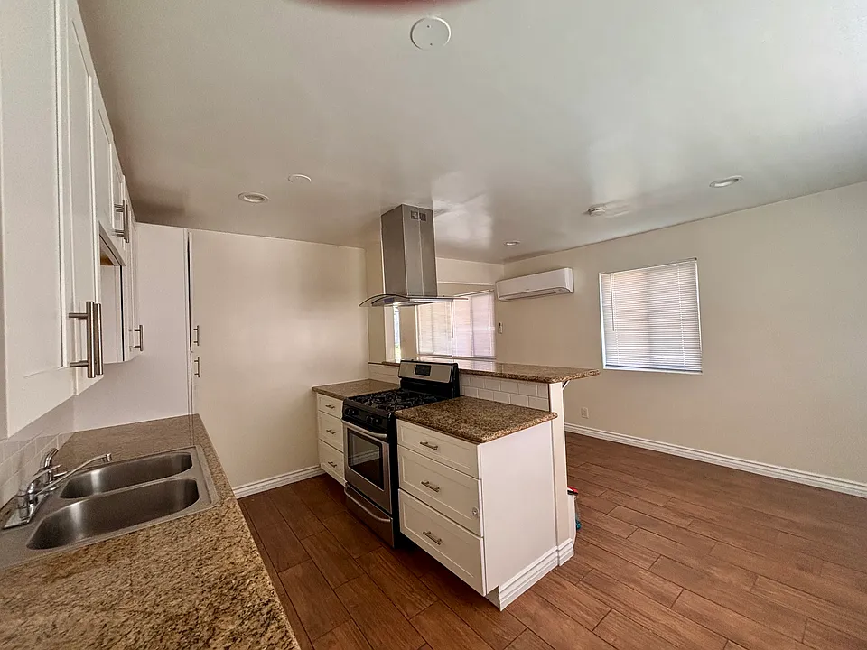 537 E Hurst St #1