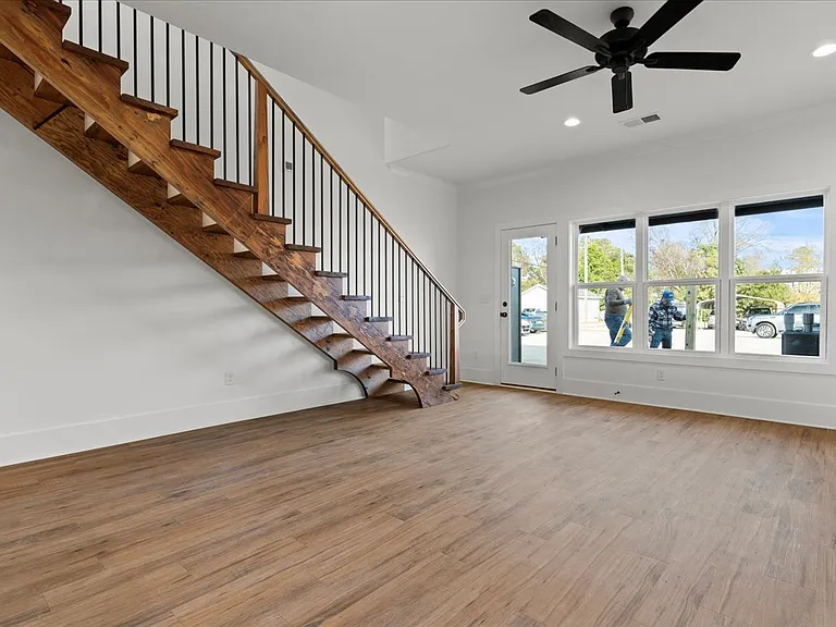 501 W Cheves St E — Photo 13