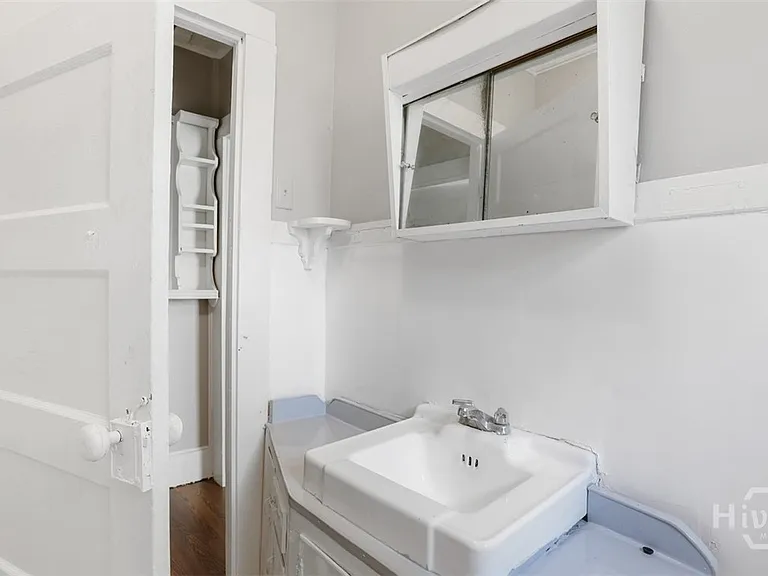 1023 W 37th St — Photo 15