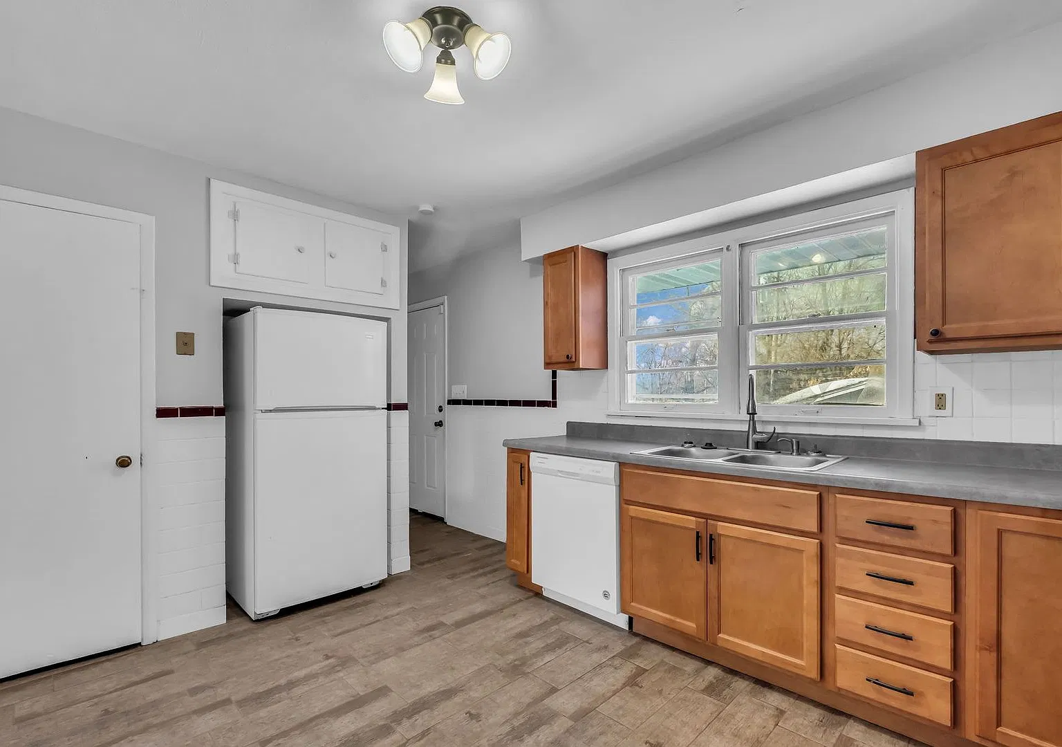 3-Bedroom Home with 2-Car Garage & Fenced Yard — Photo 3