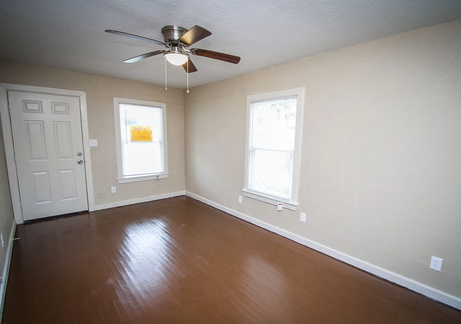 934 Poinsettia — Photo 1