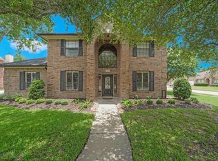308 Rosemary Ln, Lake Jackson, TX 77566