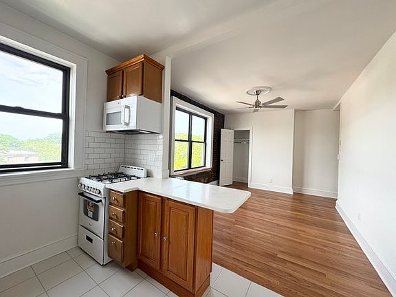 4th image of 21-14 Crescent St #D6
