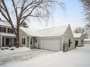 1049 Oswego Rd, Naperville, IL 60540