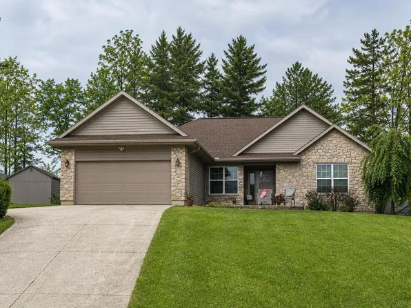 1417 Pinewood Ct, Bellefontaine, OH 43311