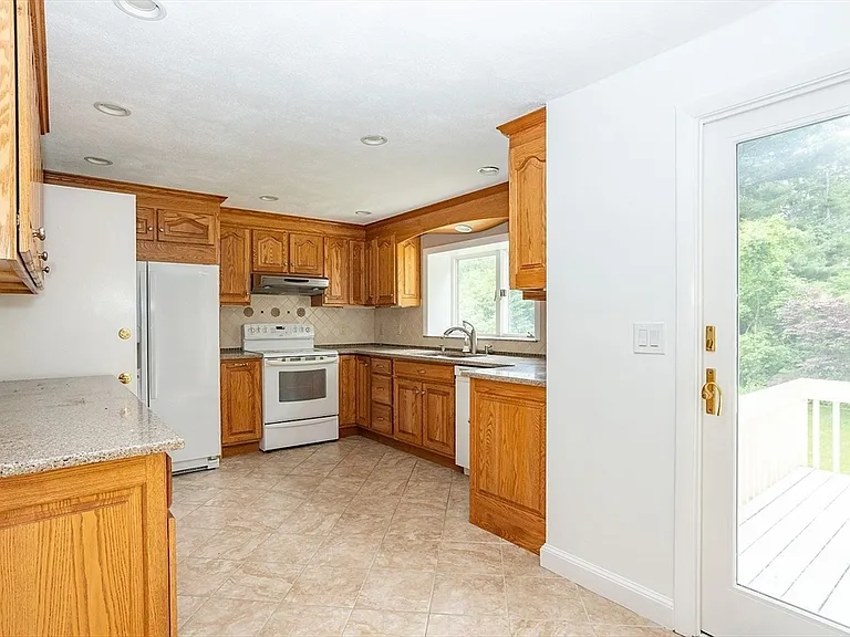 16 Westwood Rd — Photo 4