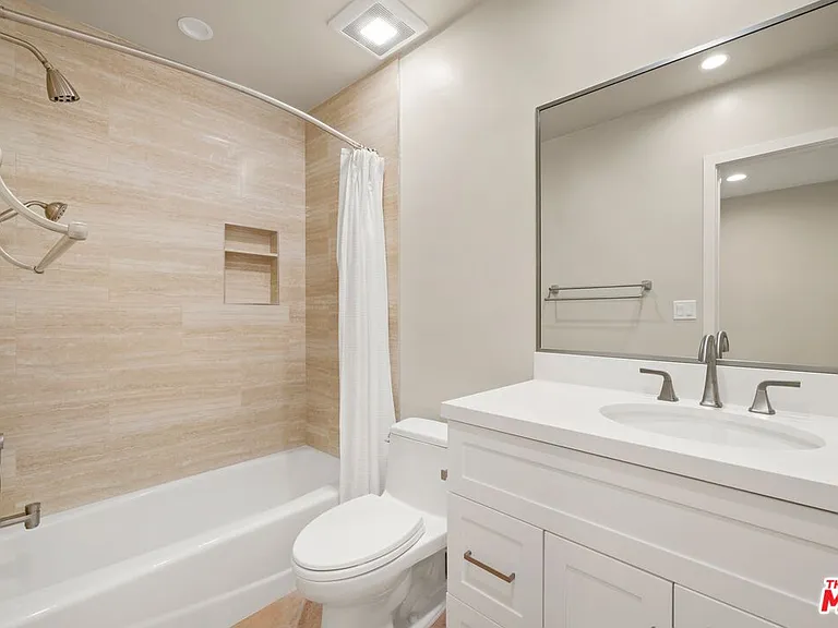 1109 20th St #10 — Photo 15