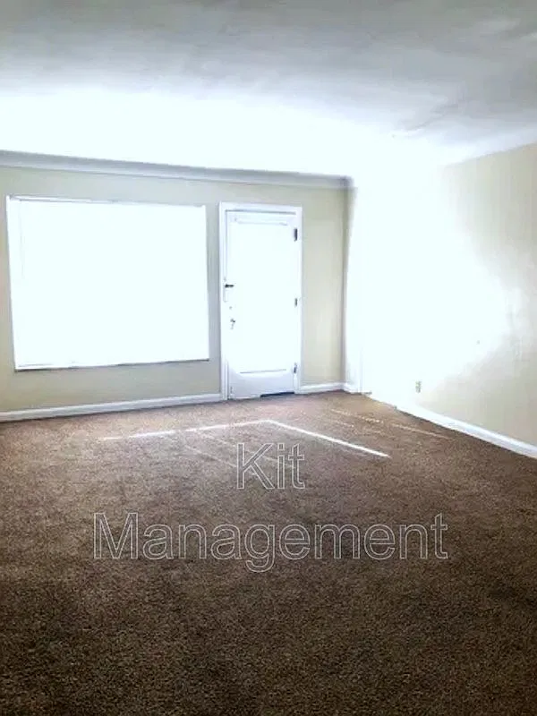 Large 2 Bedroom with garage — Photo 2
