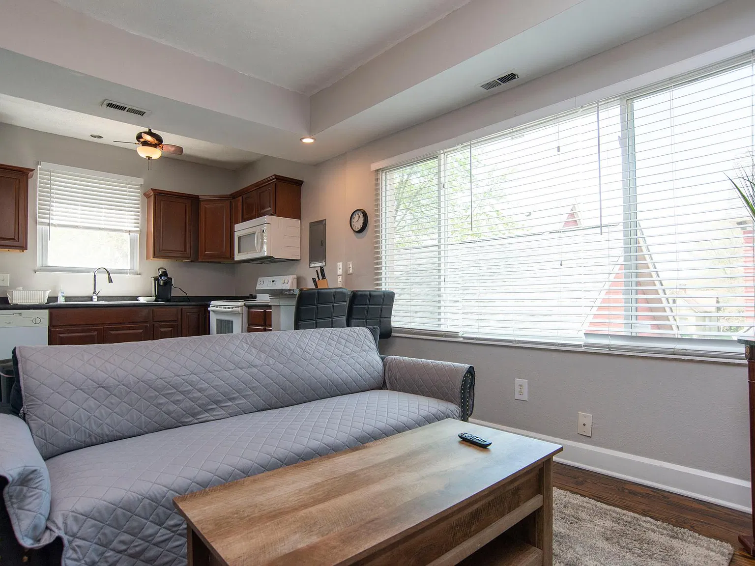2 bed, 800 sqft, $1,200 — Photo 2